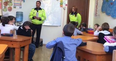 Copii și adolescenți, implicați în accidente rutiere / Elevii din Constanța, vizitați de polițiști - 1