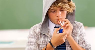 Stire din Cultură-Educație : Elevii care fumează pe lângă școli ar putea fi amendați