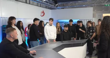 Stire din Cultură-Educație : Viitorul începe cu o experiență. Elevii de la „Decebal”, la Antena 3 Constanța