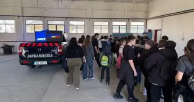Stire din Eveniment : Elevii de la „Traian”, în vizită la jandarmi, în cadrul programului „Școala Altfel”