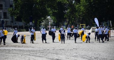 GALERIE FOTO. Elevii militari au făcut curăţenie pe plaja din Mamaia - 3