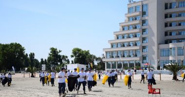 GALERIE FOTO. Elevii militari au făcut curăţenie pe plaja din Mamaia - 4