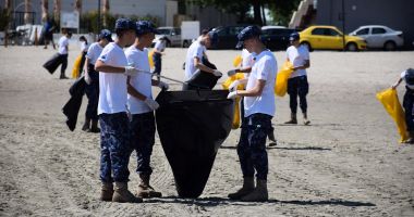 GALERIE FOTO. Elevii militari au făcut curăţenie pe plaja din Mamaia - 5