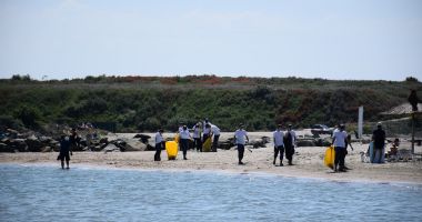 GALERIE FOTO. Elevii militari au făcut curăţenie pe plaja din Mamaia - 6
