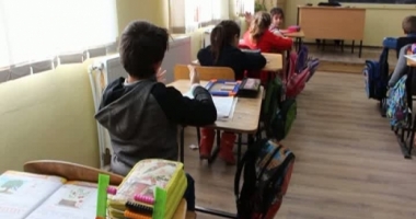 Stire din Eveniment : Anchetă într-o școală / Profesoară cu TBC, trei elevi suspectați