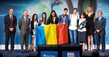 Stire din Cultură-Educație : Elevi de la Liceul "Lucian Blaga", câștigătorii PlayEnergy 2012