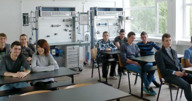 Stire din Cultură-Educație : Cine sunt elevii constănțeni care au ales independența financiară