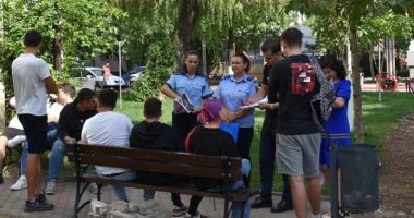 Stire din Eveniment : Polițiștii în căutare de chiulangii. Câți elevi au fost găsiți că nu se aflau la școală