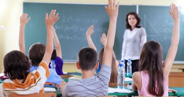 Stire din Cultură-Educație : Veste bună pentru profesorii cu experiență. Ministerul Educației Naționale vrea să fie plătiți pe oră