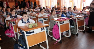 Stire din Eveniment : Profesor arestat pentru că își bătea elevii!
