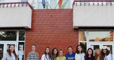 Stire din Cultură-Educație : Elevii Colegiului "Regina Maria" au jucat "Hamlet" pe scena Festivalului "Miturile Cetății"