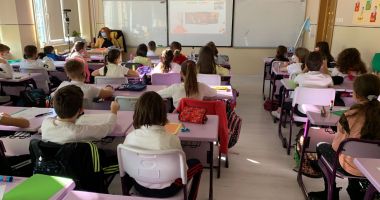 Stire din Cultură-Educație : Elevi constănțeni și bucureșteni desenează în culorile prieteniei