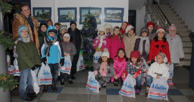 Stire din Cultură-Educație : Elevi de la "Regina Maria" au colindat Cuget Liber