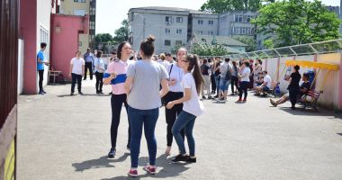 Stire din Cultură-Educație : ADMITERE LICEU 2018. A fost publicată ierarhia județeană. 6 eleve cu medii de 10