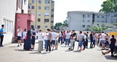 Stire din Cultură-Educație : Cubul, câteva ecuații și o funcție le-au "dat de furcă" absolvenților de clasa a VIII-a, la evaluarea națională