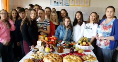 Stire din Cultură-Educație : Elevii Liceului "Hurmuzescu"  s-au întrecut  în expoziții culinare