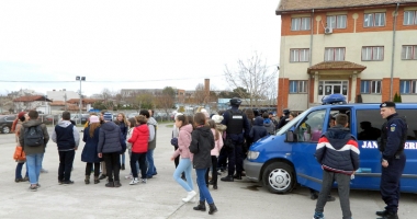 Elevii constănțeni au "descins" la sediul jandarmilor - 1