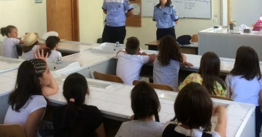 Elevii școlilor gimnaziale, instruiți pentru o zi de polițiștii constănțeni