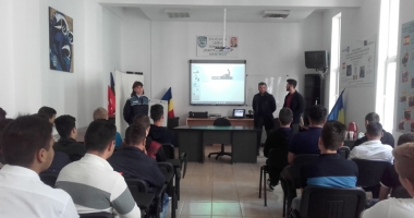 Stire din Eveniment : Elevii, atenționați de polițiști despre pericolele internetului