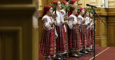 Stire din Cultură-Educație : Elevii Școlii "Dan Barbilian" au început colindele