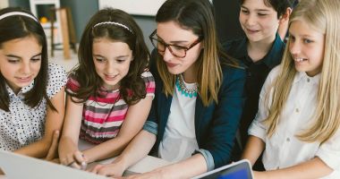Stire din Cultură-Educație : Elevii vor putea evalua activitatea profesorilor, semestrial. Chestionarele, anonime