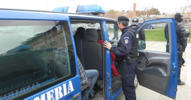Elevii constănțeni au "descins" la sediul jandarmilor - 3