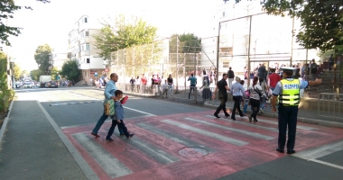 Elevii și polițiștii constănțeni și-au dat întâlnire, în acest week-end, într-un centru comercial - 2