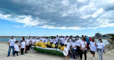 Elevii Şcolii „Mihail Koiciu” au curăţat plaja Modern - 2
