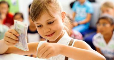 Stire din Cultură-Educație : Elevii, ajutați să nu mai fie analfabeți financiar