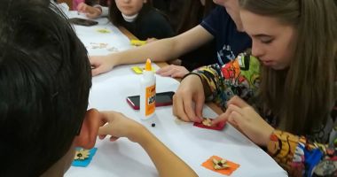 Stire din Cultură-Educație : Atelier de confecționat mărțișoare, la Muzeul de Artă Populară