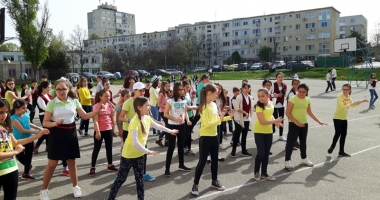 Stire din Cultură-Educație : Elevii constănțeni au dansat pentru sănătate