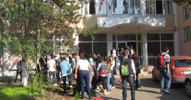 Stire din Cultură-Educație : Ce gest simbolic au făcut elevii de la "Călinescu"