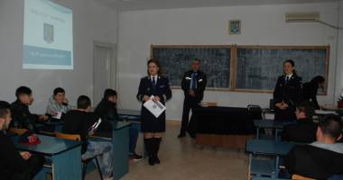 Elevii, captivați  de portretele robot și detectorul  de minciuni - 3