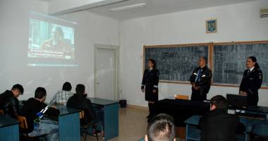 Elevii, captivați  de portretele robot și detectorul  de minciuni - 5