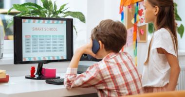 Stire din Cultură-Educație : Elevii cer asigurarea de echipamente electronice și pentru colegii lor din mediul rural