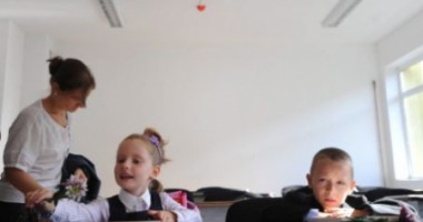 Stire din Cultură-Educație : Elevii claselor pregătitoare vor primi gratuit fructe în noul an școlar