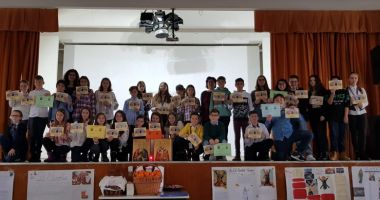 Stire din Cultură-Educație : Elevii de la Liceul "Lucian Blaga" învață să își cinstească eroii