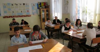 Stire din Cultură-Educație : Elevii de clasa a VI-a intră  în examen