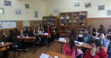 Stire din Cultură-Educație : Elevii de-a XII-a și-au supravegheat colegii din concurs