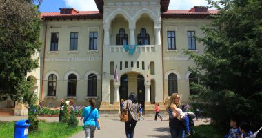 Stire din Cultură-Educație : Elevii de la Pedagogic se pregătesc pentru Concursul Național "Euroscola"