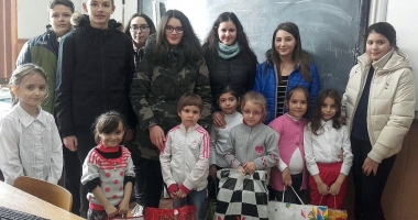 Stire din Cultură-Educație : Elevii de la Școala "Țițeica" au dăruit bucurie altor copii