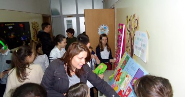 Stire din Cultură-Educație : Elevii de la "Țițeica" nu mai vor mărțișoare din mall-uri