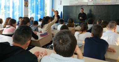 Stire din Cultură-Educație : Elevii din Murfatlar învață un alt stil de viață