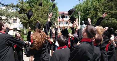 Stire din Cultură-Educație : Elevii hârșoveni și-au luat rămas bun de la profesorii lor