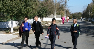 Stire din Cultură-Educație : Din ce în ce mai mulți școlari abandonează școala. Asociația Elevilor a dat în judecată Ministerul Educației