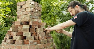 Stire din Cultură-Educație : Elevii învață despre procesul de ardere a vaselor din lut