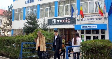 Stire din Cultură-Educație : Elevii Liceului "Traian", în lumea științei