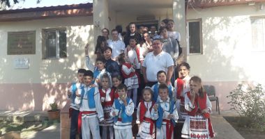 Stire din Cultură-Educație : Elevii Liceului Poarta Albă, în vizită la vârstnicii de la Centrul de Îngrijire