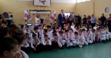 Stire din Cultură-Educație : Elevii din Năvodari sărbătoresc  Ziua Dobrogei cu dansuri  și cântece tradiționale