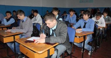 Stire din Cultură-Educație : "Bani de liceu" pentru elevii de la profesională